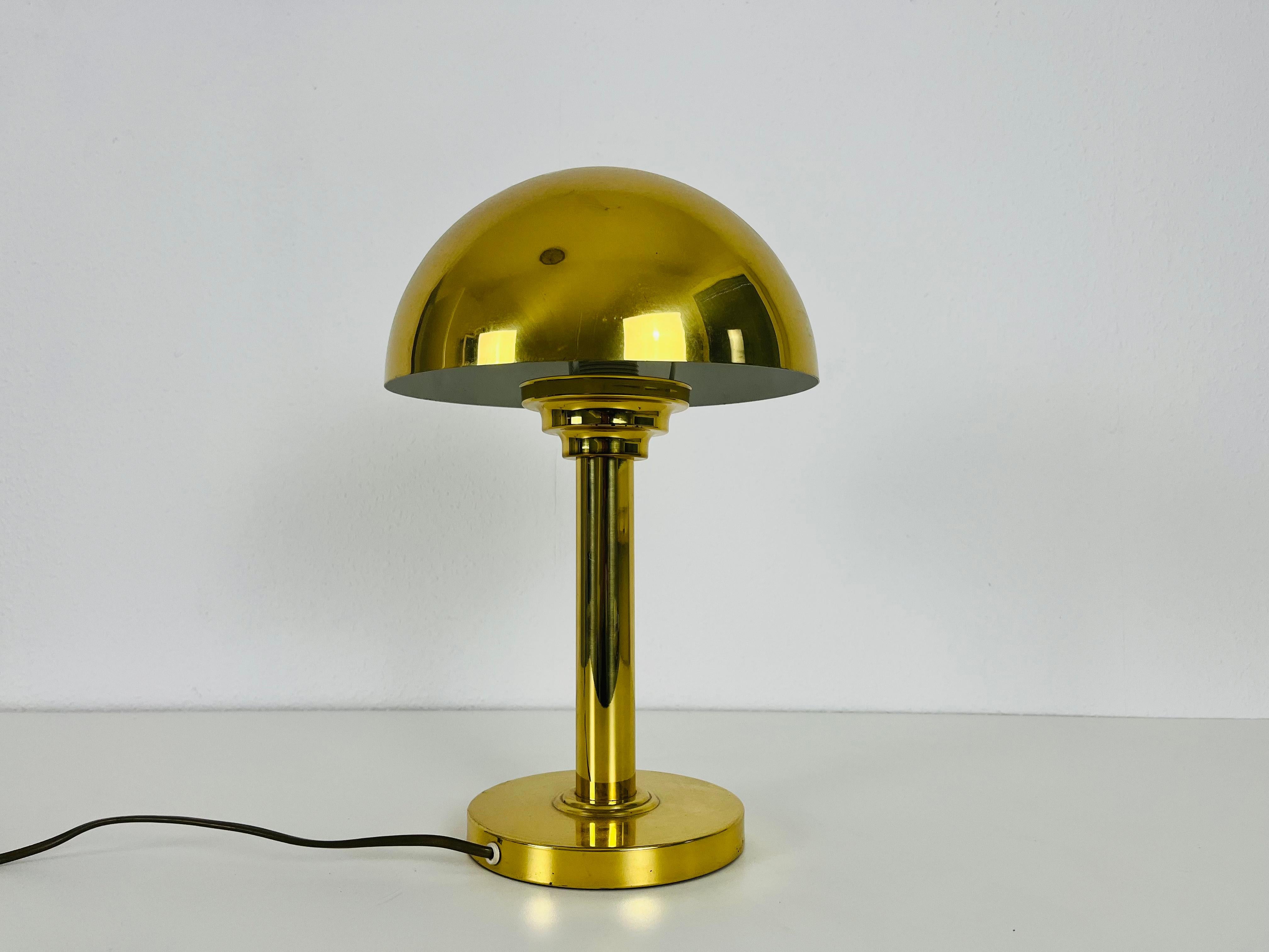 Außergewöhnliche Mid-Century Modern-Tischlampe aus Messing, 1960er Jahre (Moderne der Mitte des Jahrhunderts) im Angebot