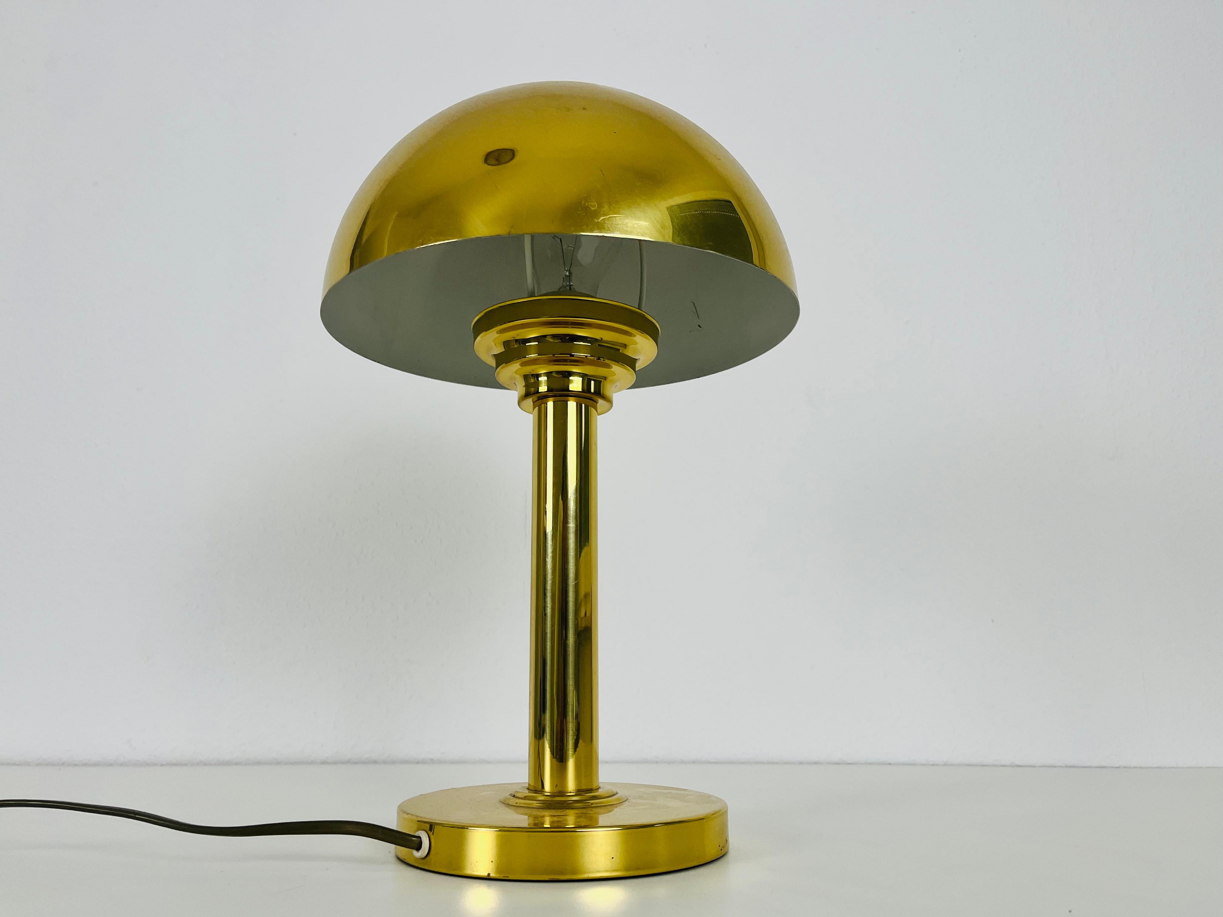 italien Extraordinaire lampe de bureau en laiton de style mi-siècle moderne, années 1960 en vente