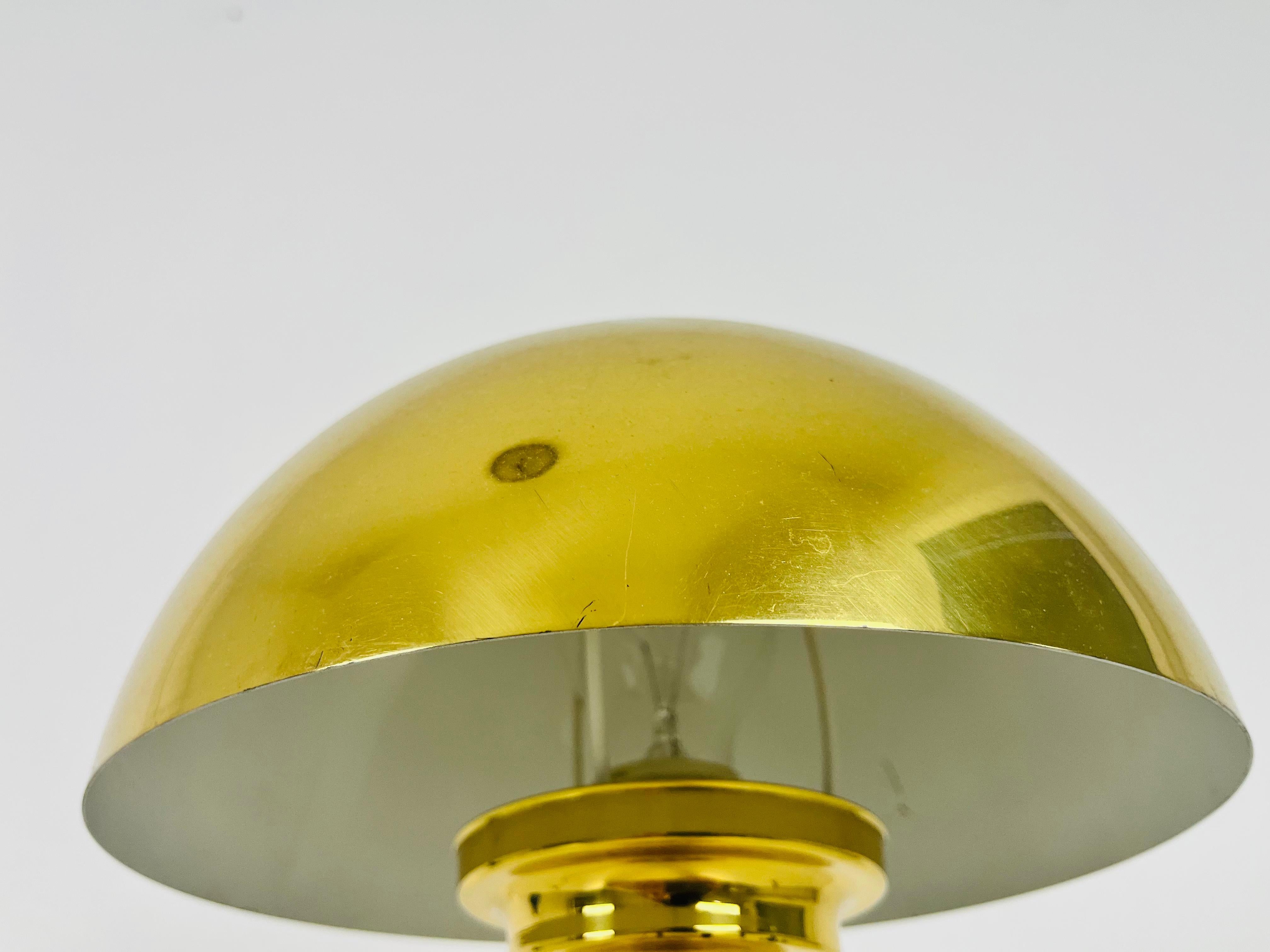 Außergewöhnliche Mid-Century Modern-Tischlampe aus Messing, 1960er Jahre (Aluminium) im Angebot