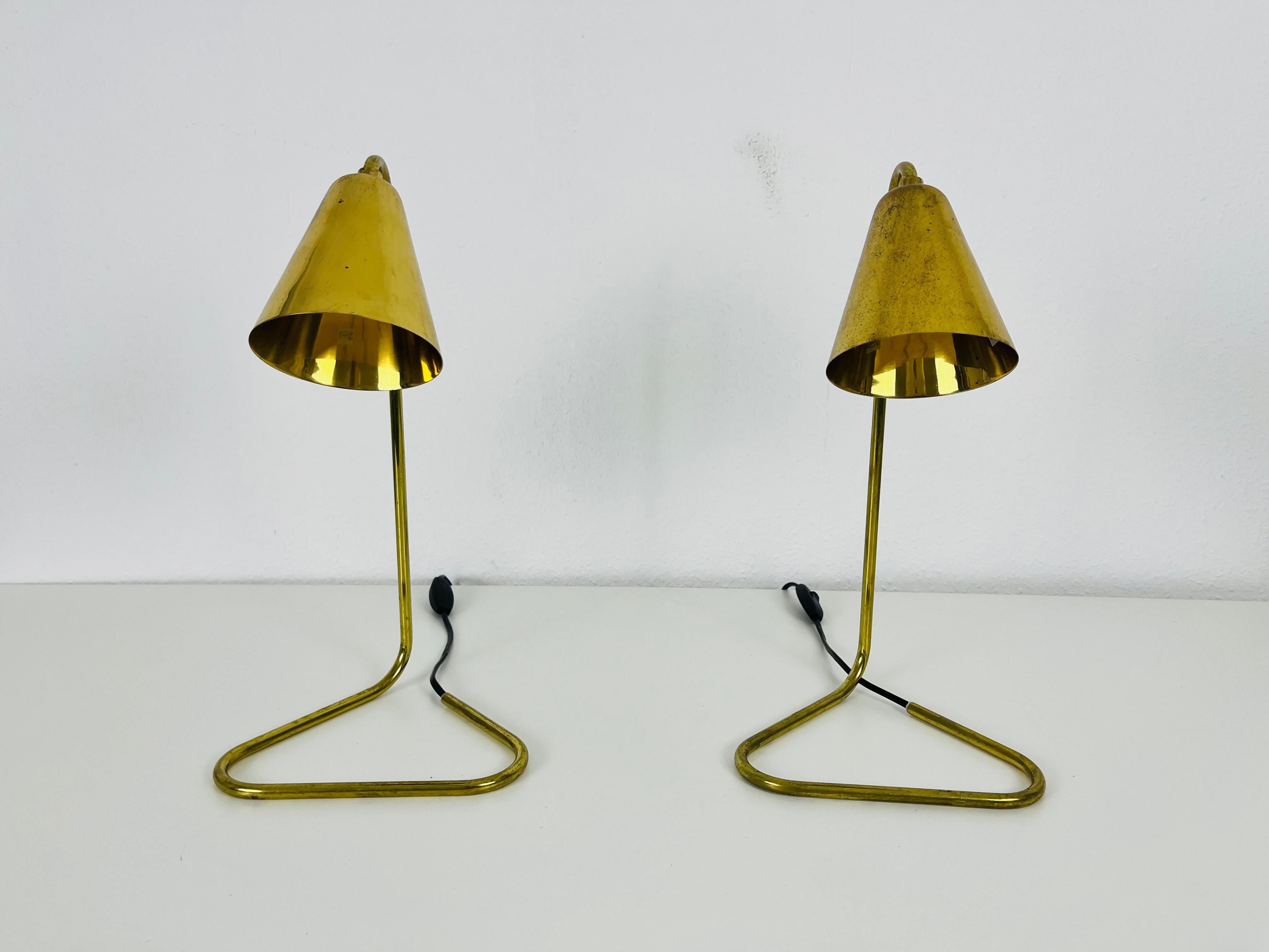A beautiful pair of mid-century table lamps made in Italy in the 1960s. It is fascinating with its beautiful tripod base. The table lamps are made of polished brass.

Good vintage condition. The lightings require E14 light bulbs. Works with both