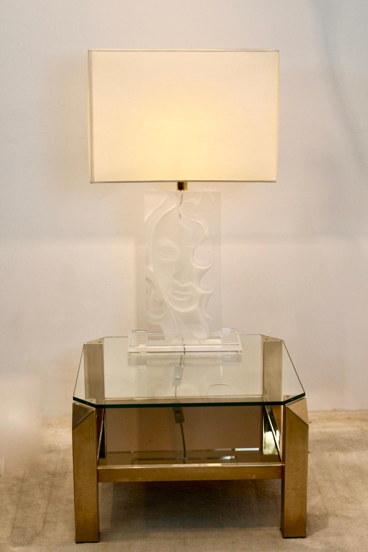 Néerlandais Extraordinaire lampe de bureau moderne du milieu du siècle dernier en lucite et laiton représentant un Bouddha, 1970 en vente