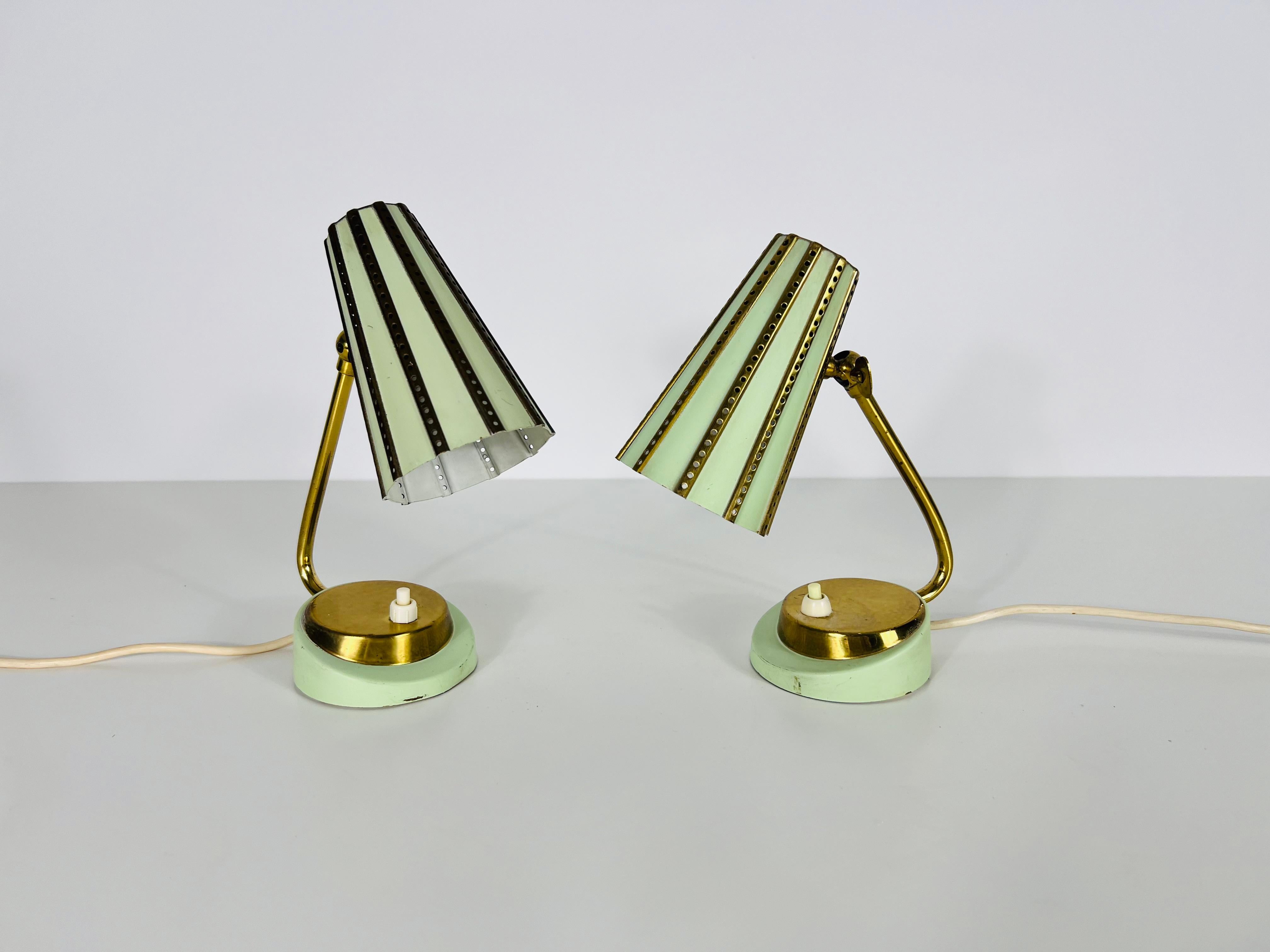 Este exquisito par de lámparas de sobremesa, fabricadas en Italia durante la década de 1960, encarna la elegancia y la innovación del diseño moderno de mediados de siglo, concretamente en el estilo de Stilnovo. Con una sofisticada combinación de