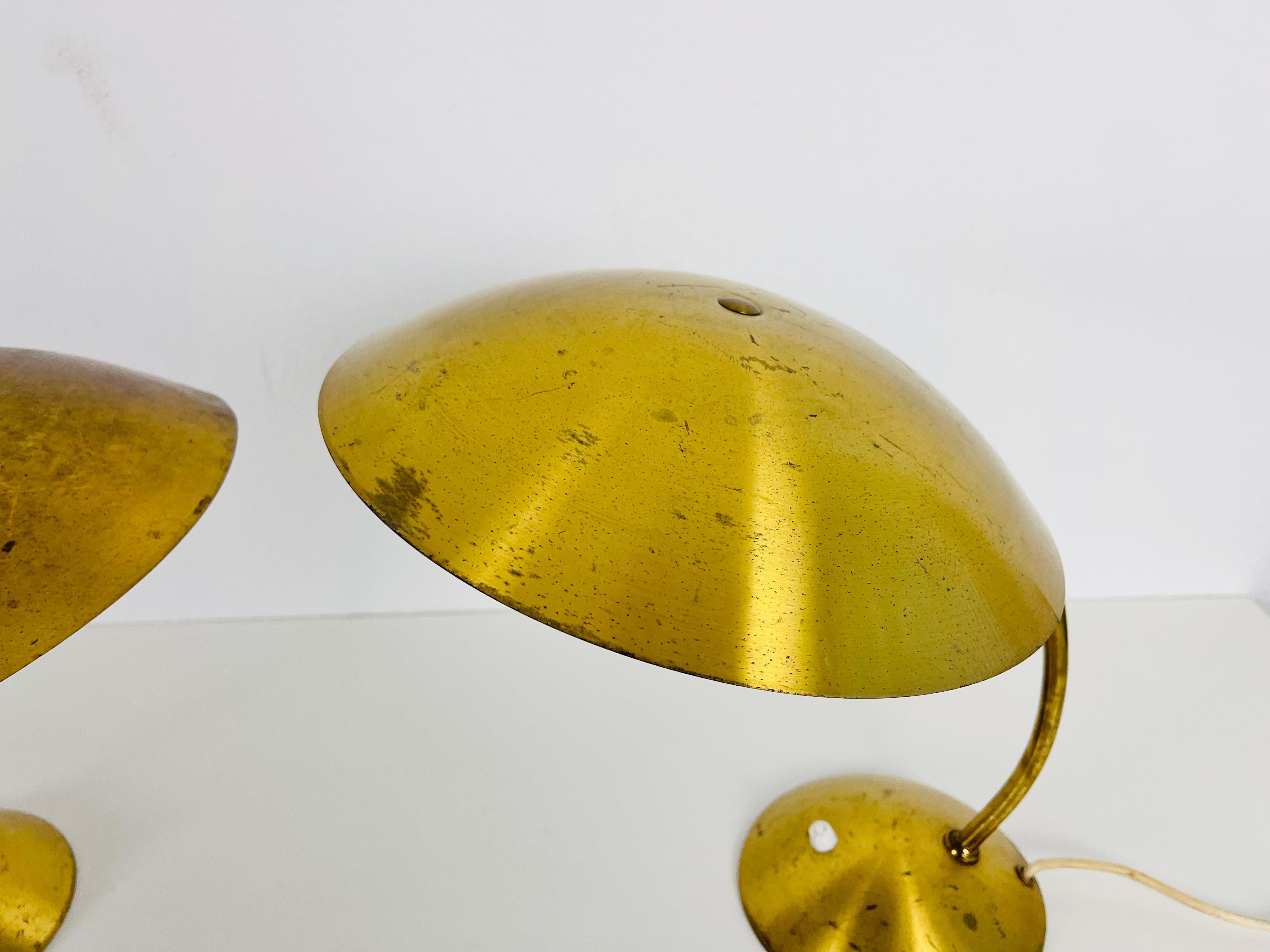 Extraordinaire paire de lampes de bureau Kaiser en laiton, style mi-siècle moderne, années 1960 en vente 6