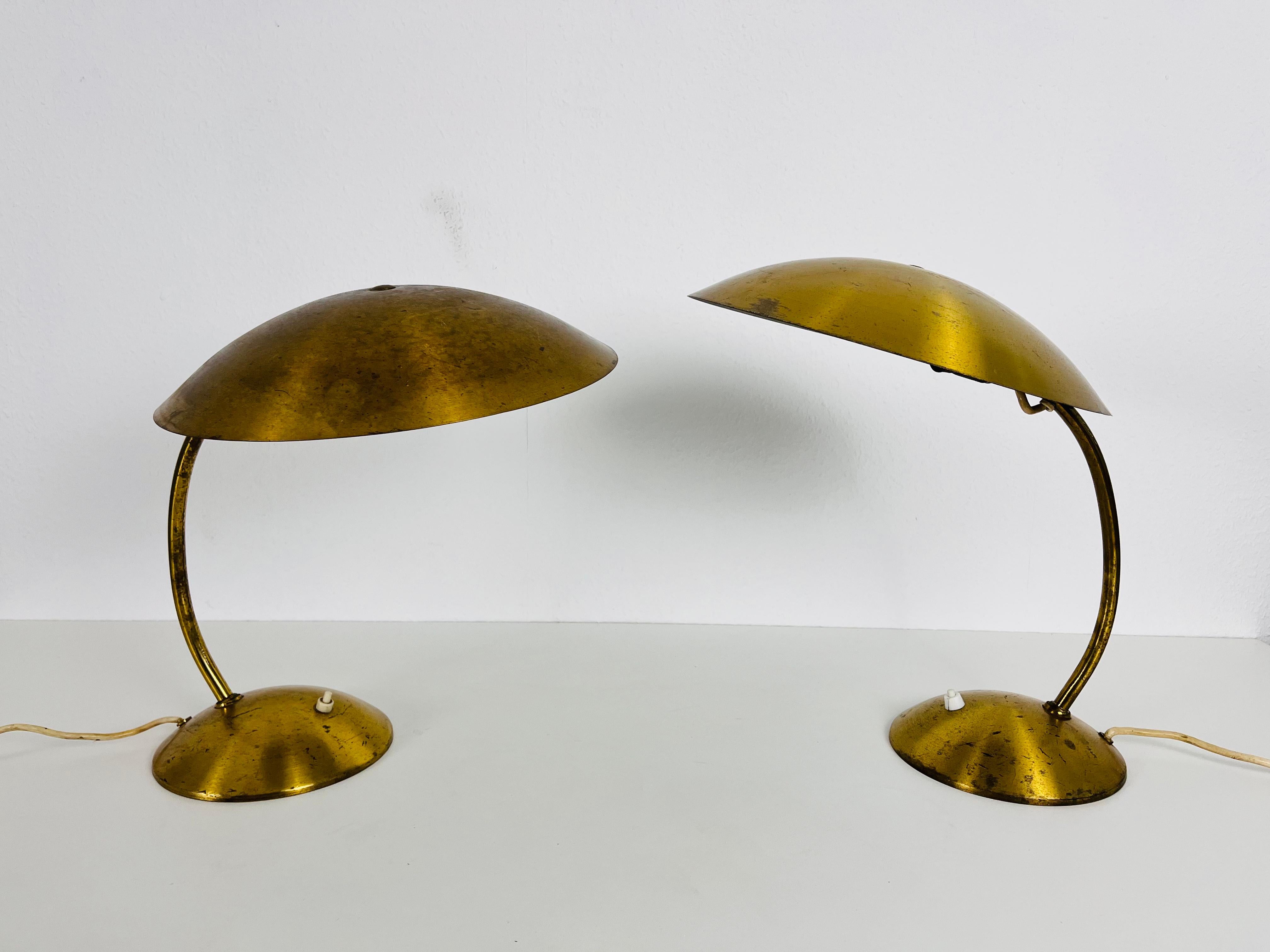 Une belle paire de lampes de table fabriquées par Kaiser Leuchten dans les années 1960. Il est fascinant par sa forme exceptionnelle. Les lampes de table sont en laiton.

Bon état vintage. Les éclairages nécessitent des ampoules E14. Fonctionne