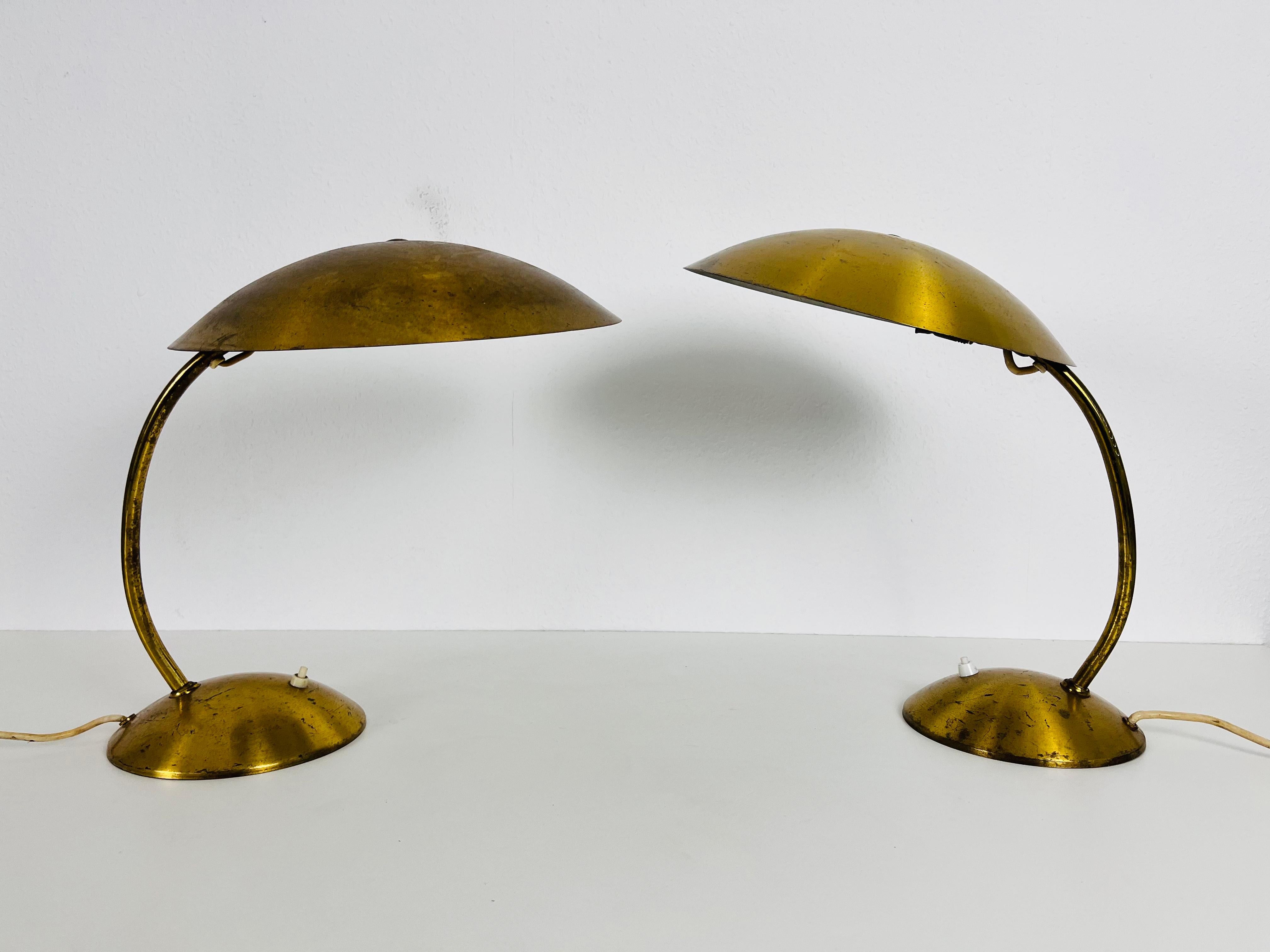 Allemand Extraordinaire paire de lampes de bureau Kaiser en laiton, style mi-siècle moderne, années 1960 en vente