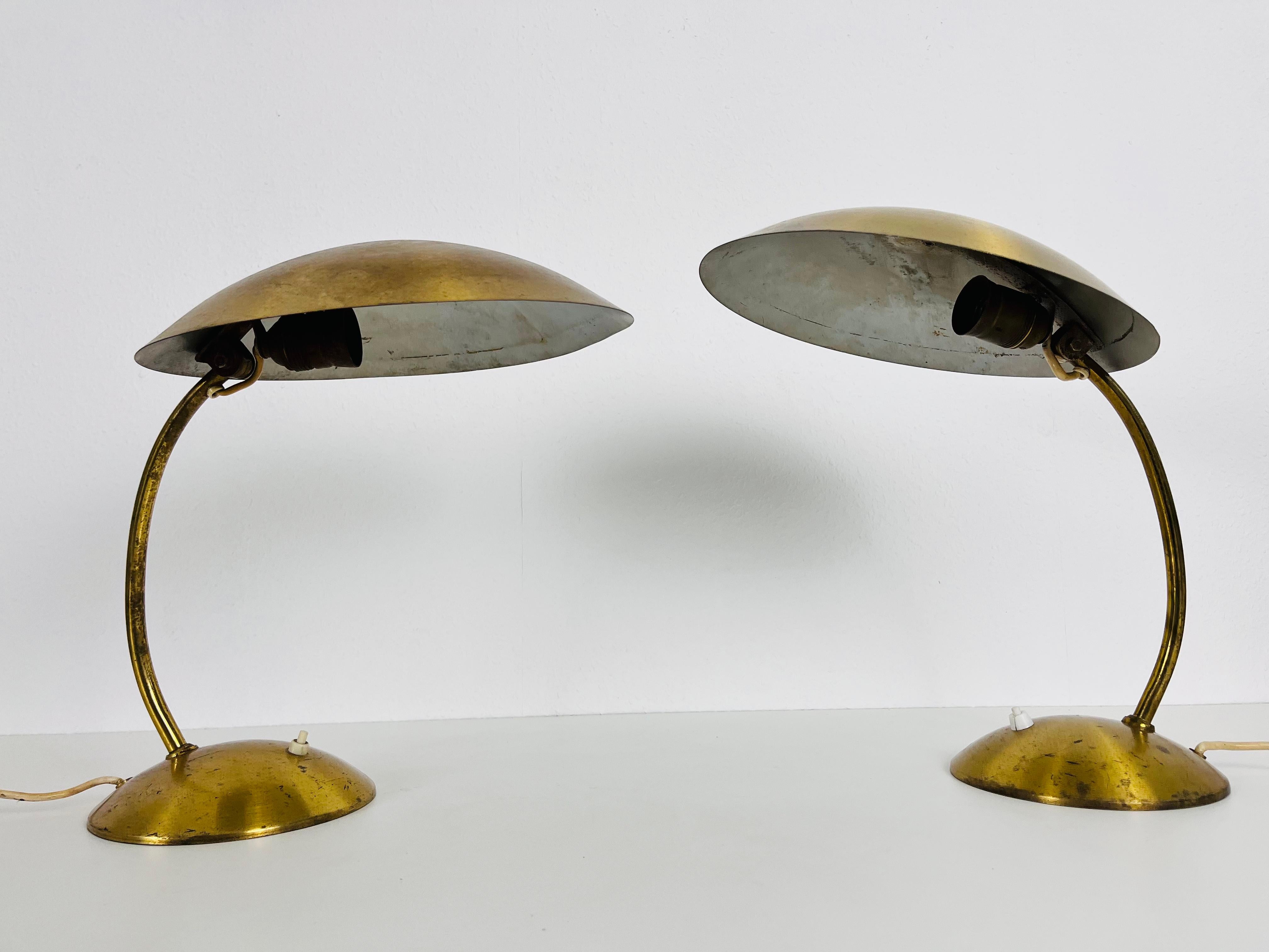 Extraordinaire paire de lampes de bureau Kaiser en laiton, style mi-siècle moderne, années 1960 en vente 1