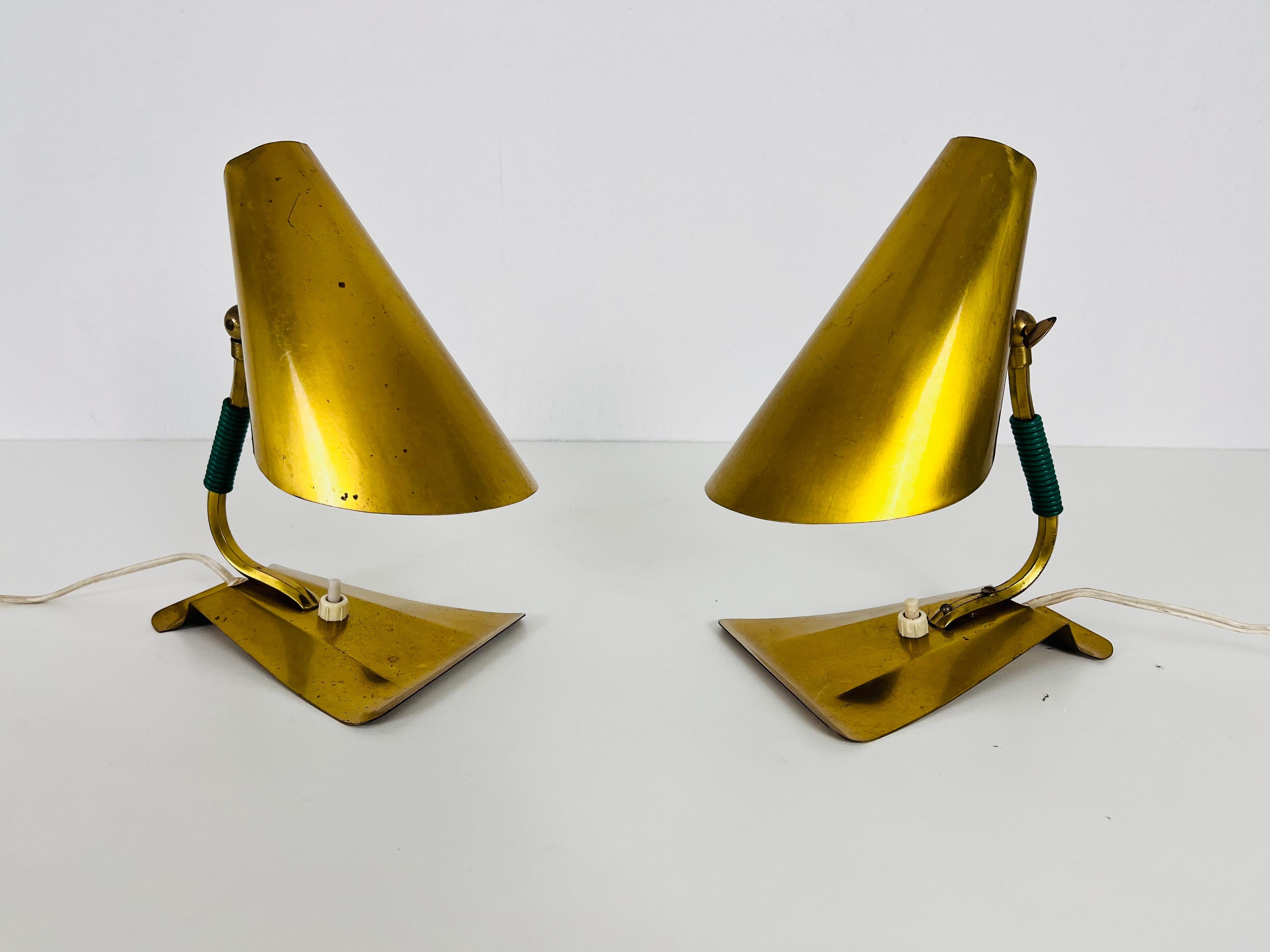 Ein schönes Paar Stilnovo-Tischlampen, hergestellt in Italien in den 1960er Jahren. Er fasziniert durch seine außergewöhnliche Basis. Die Tischlampen sind aus poliertem Messing gefertigt und können auch als Wandlampen verwendet werden.

Guter