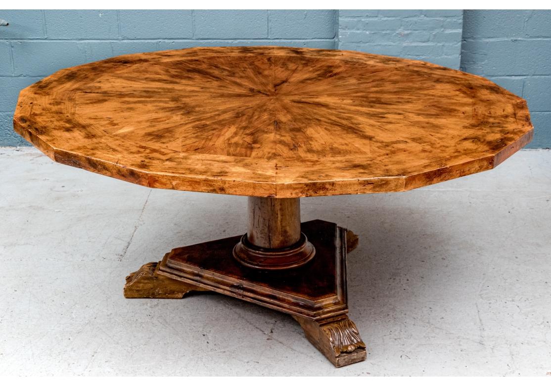 En conjunto, la mesa está finamente elaborada con un aspecto de madera desbastada, con estrías y desgastes intencionados. La interesante parte superior está facetada con bandas exteriores que rodean el gran centro de madera abigarrada y segmentada.