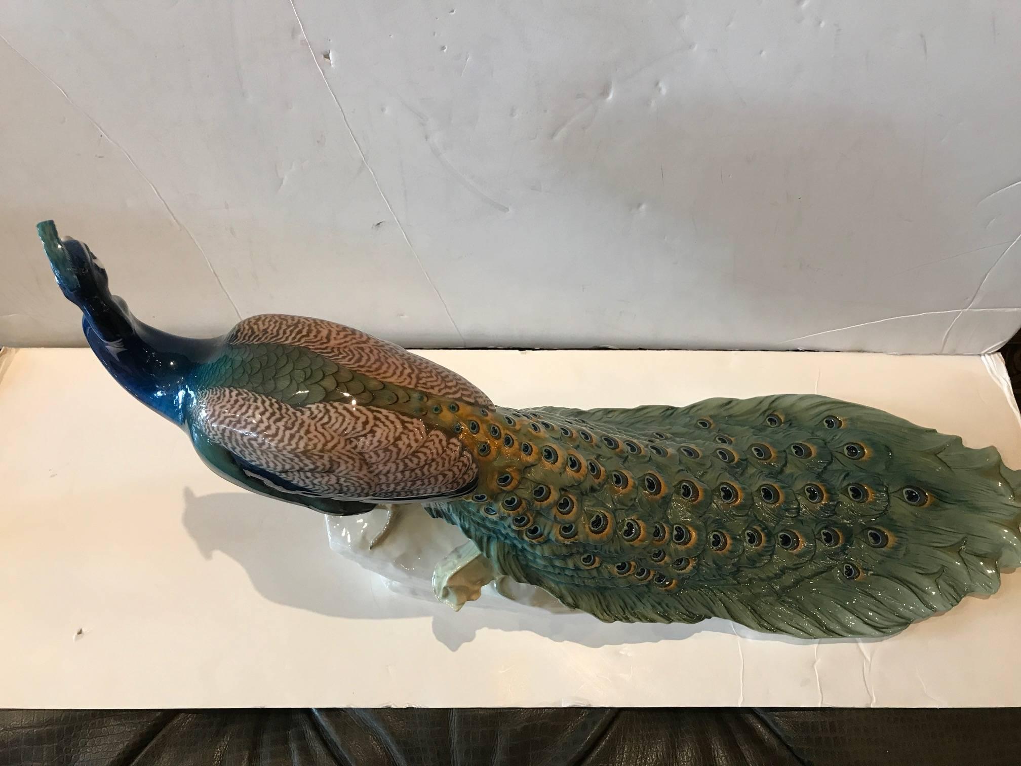 Extraordinario pavo real de Nymphenburg Porcelain pintado a mano, firmado y fechado en 1912 Art Nouveau en venta