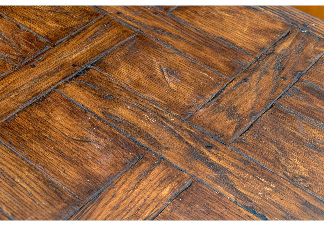 Extraordinaire Table de salle à manger en parquet Oak sur supports chromés en vente 4