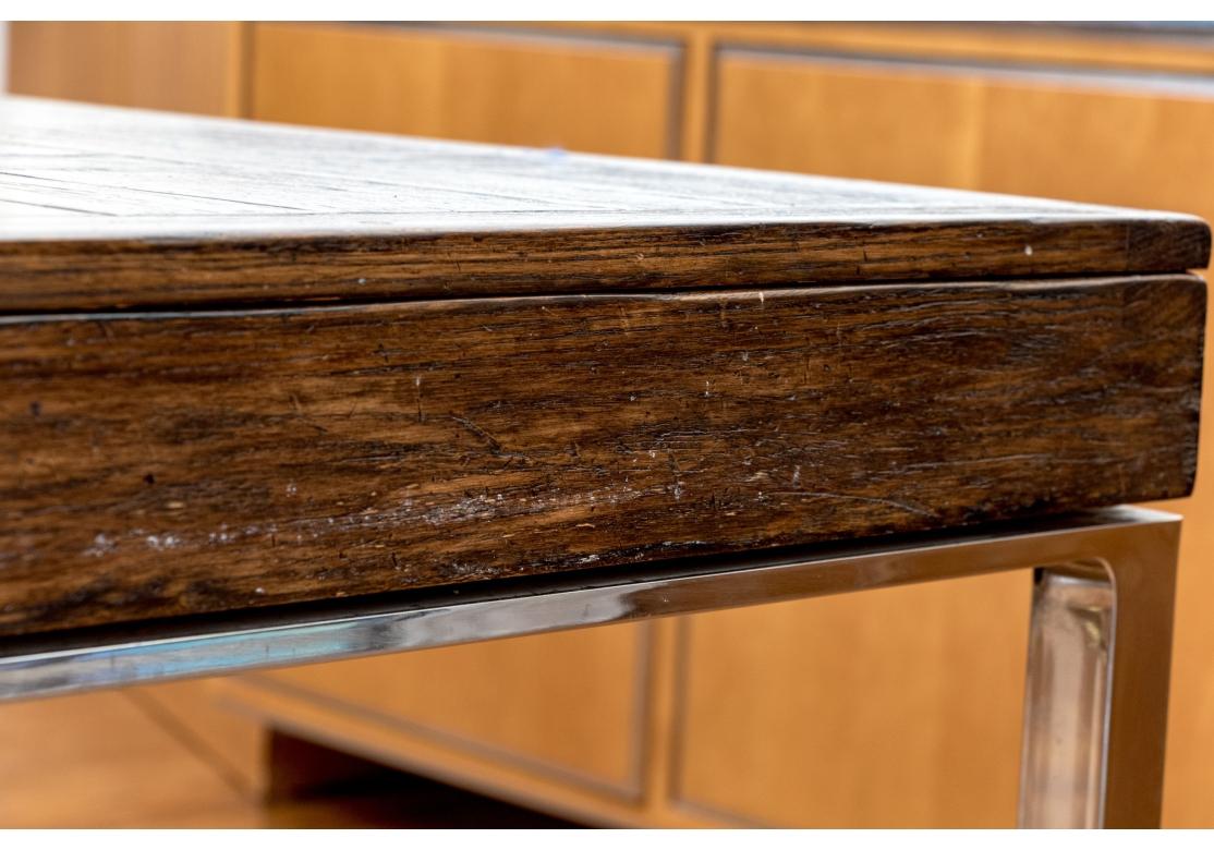 Extraordinaire grande table de salle à manger sur base chromée avec quatre supports d'angle. Les feuilles sortent de chaque extrémité. Forme rectangulaire.  La table est de forme classique Parsons avec une bonne solidité.    

 Dimensions : 29.25