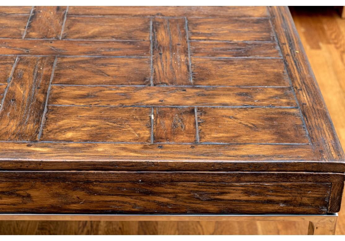 Extraordinaire Table de salle à manger en parquet Oak sur supports chromés Abîmé - En vente à Bridgeport, CT