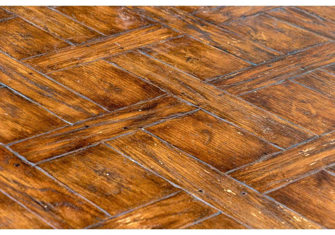 Extraordinaire Table de salle à manger en parquet Oak sur supports chromés en vente 1