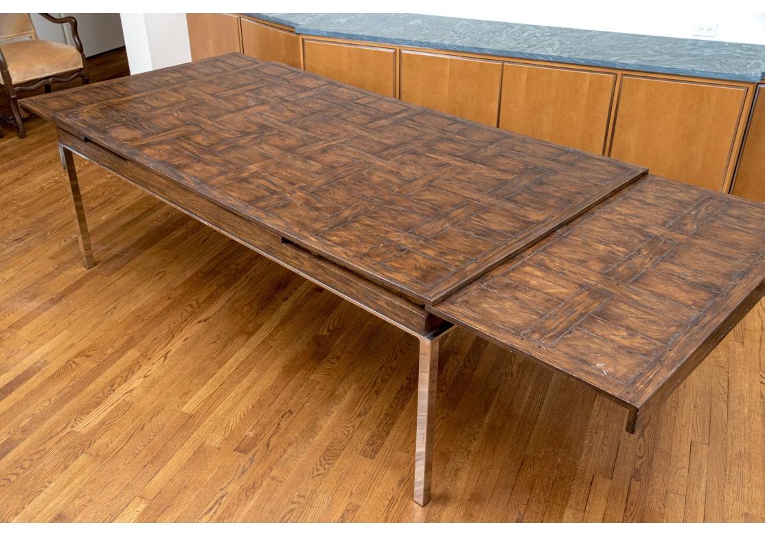 Extraordinaire Table de salle à manger en parquet Oak sur supports chromés en vente 2