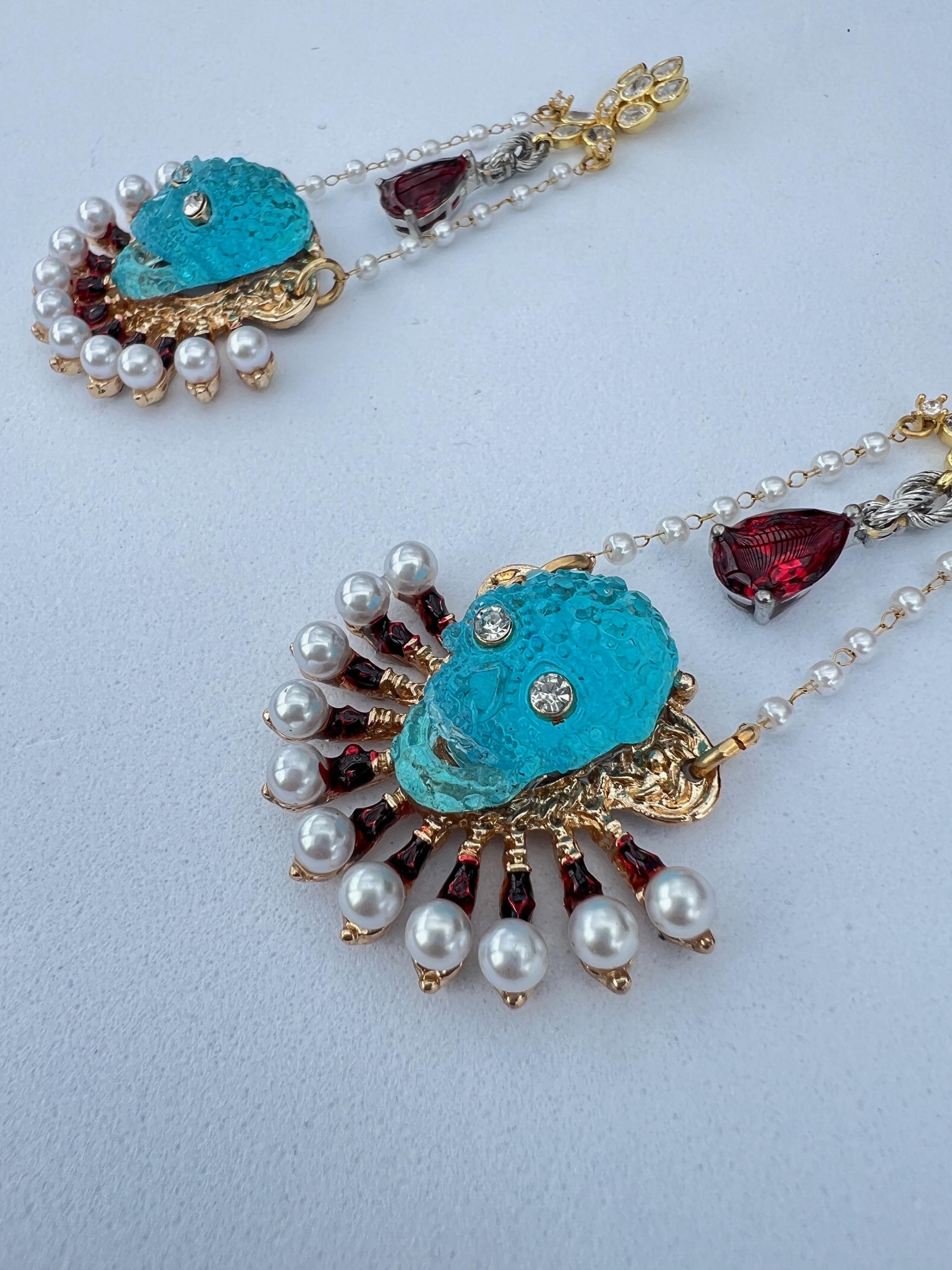 Extraordinary One of a kind pearl crystal, pearl skull chandelier earrings In New Condition For Sale In BOGOTÁ, CO