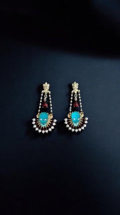 Straordinario pezzo unico di cristallo perlato, orecchini chandelier con teschio di perle