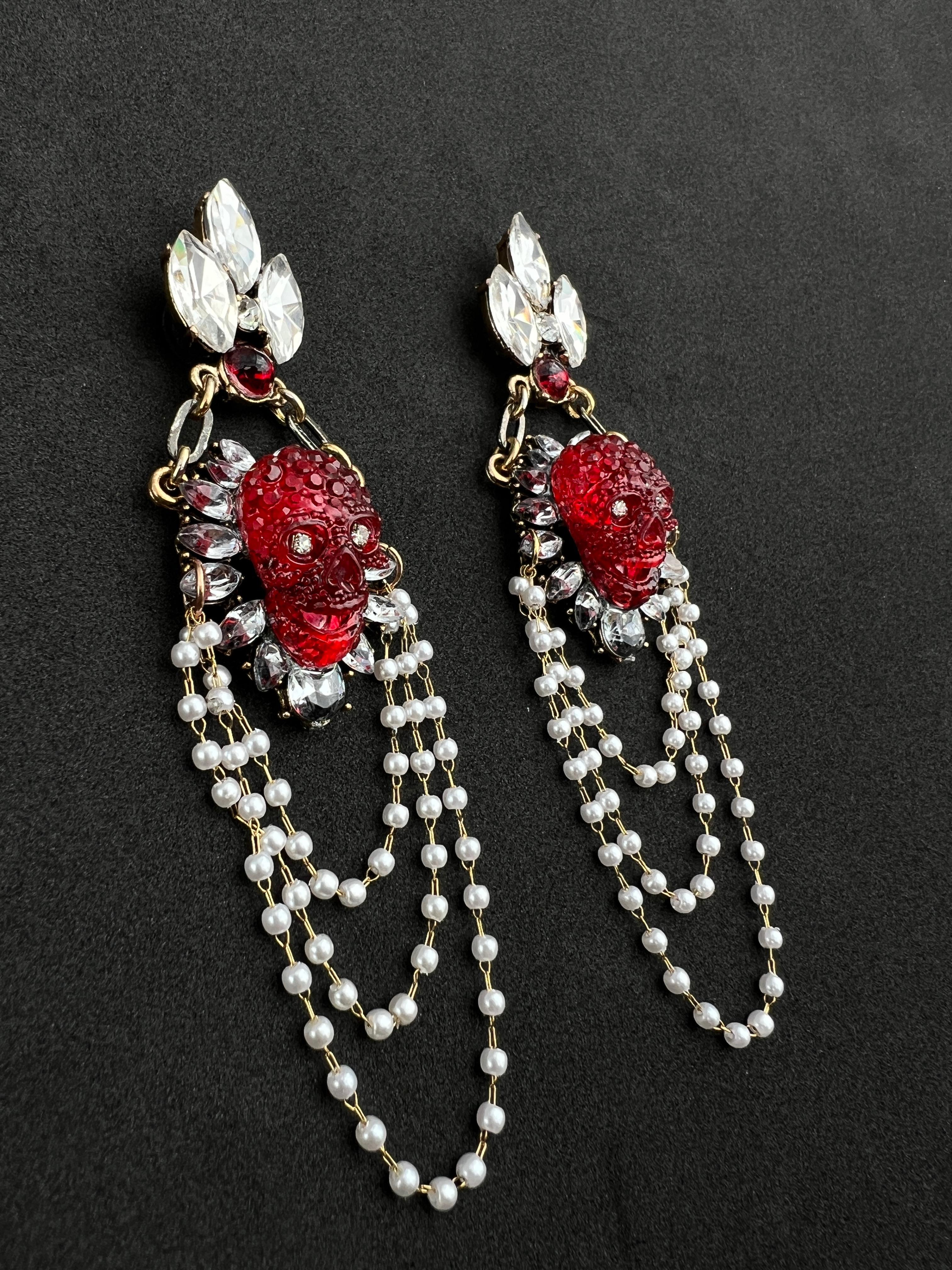 Extraordinary One of a kind pearl crystal, pearl skull chandelier earrings In New Condition For Sale In BOGOTÁ, CO