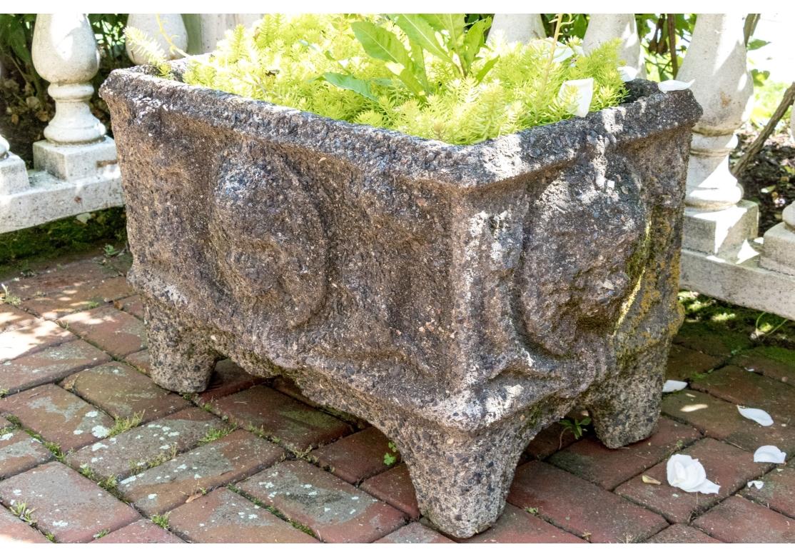 Extraordinaire paire de jardinières anciennes en pierre moulée en vente 3