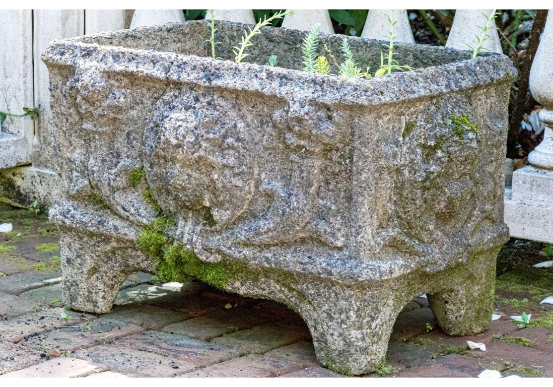 Extraordinaire paire de jardinières anciennes en pierre moulée en vente 5