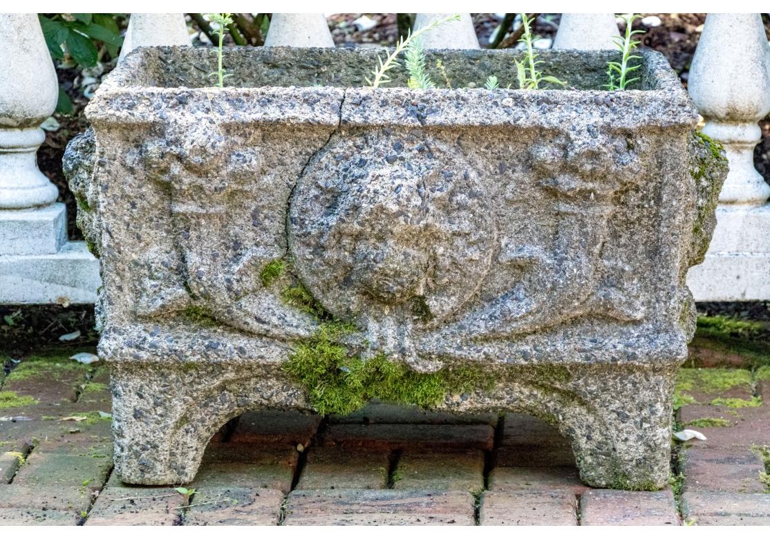 Extraordinaire paire de jardinières anciennes en pierre moulée en vente 7