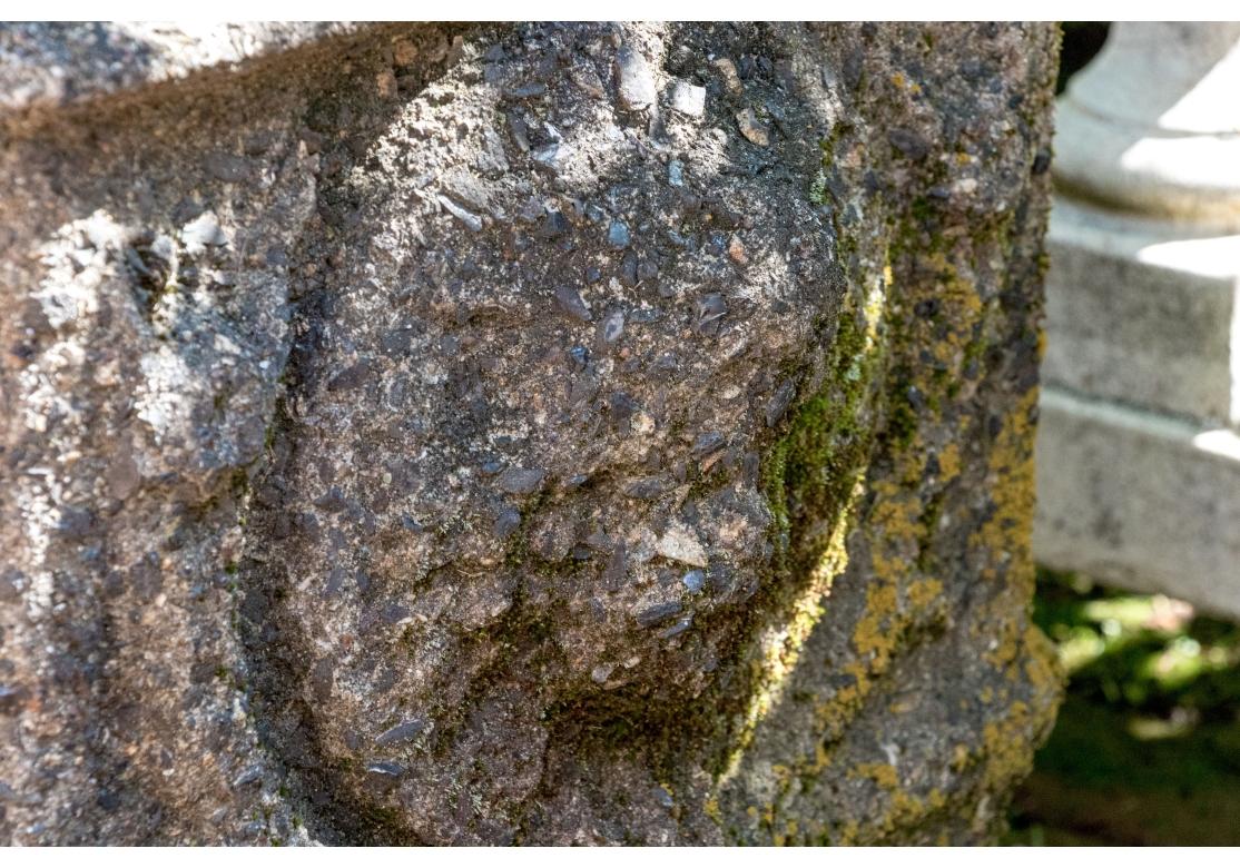 Paire de jardinières en pierre moulée de forme rectangulaire reposant sur des pieds courbes. Avec des bustes mythologiques centraux et des guirlandes florales de type vase. Très usé et spectaculaire. 

Dimensions : 30