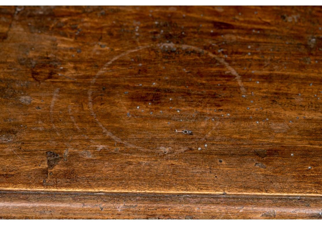 Ein seltenes und schönes Paar Nussbaum-Renaissance-Schränke im Originalzustand. Die Schränke sind handwerklich gut verarbeitet und weisen geometrische Motive auf den Rahmen und Türen mit einfachen und charmanten gedrechselten Holzknöpfen auf. Die