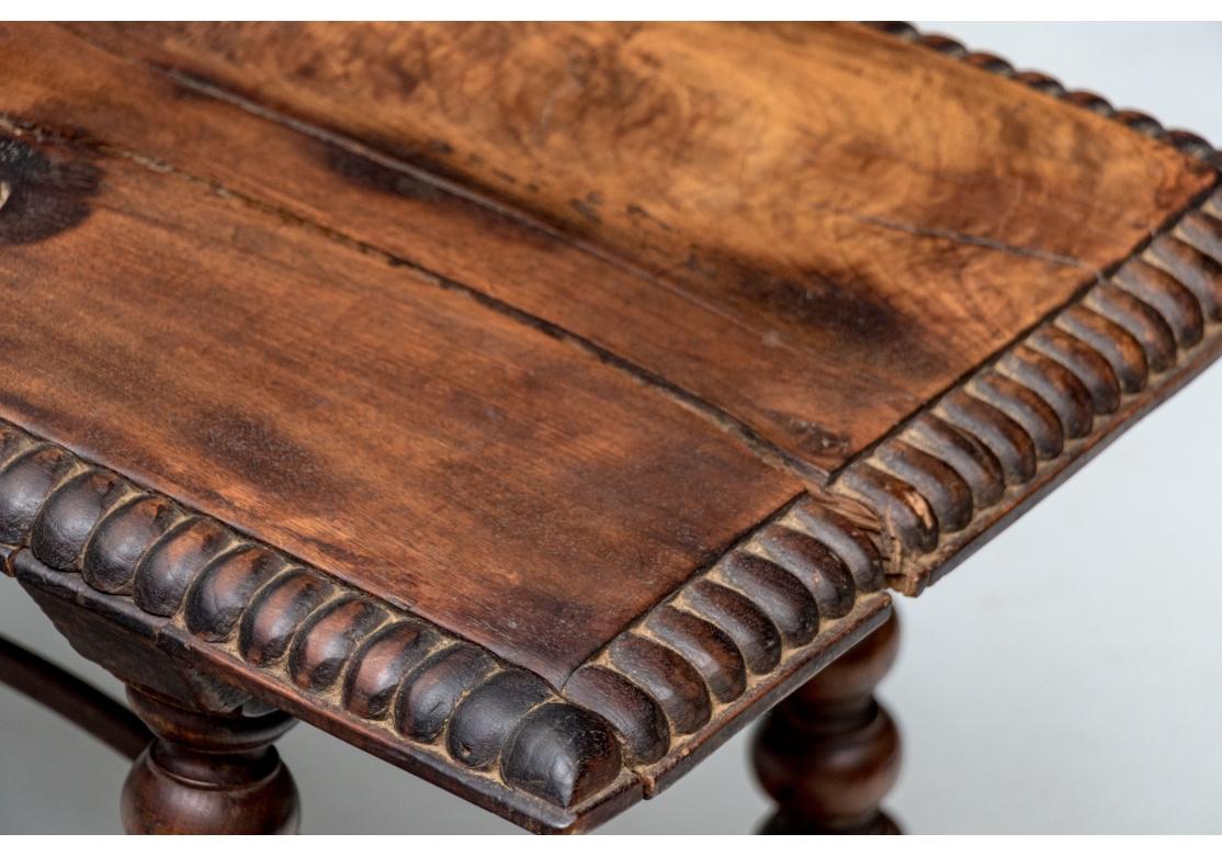 Extraordinaire paire de bancs anciens de style jacobéen en vente 5