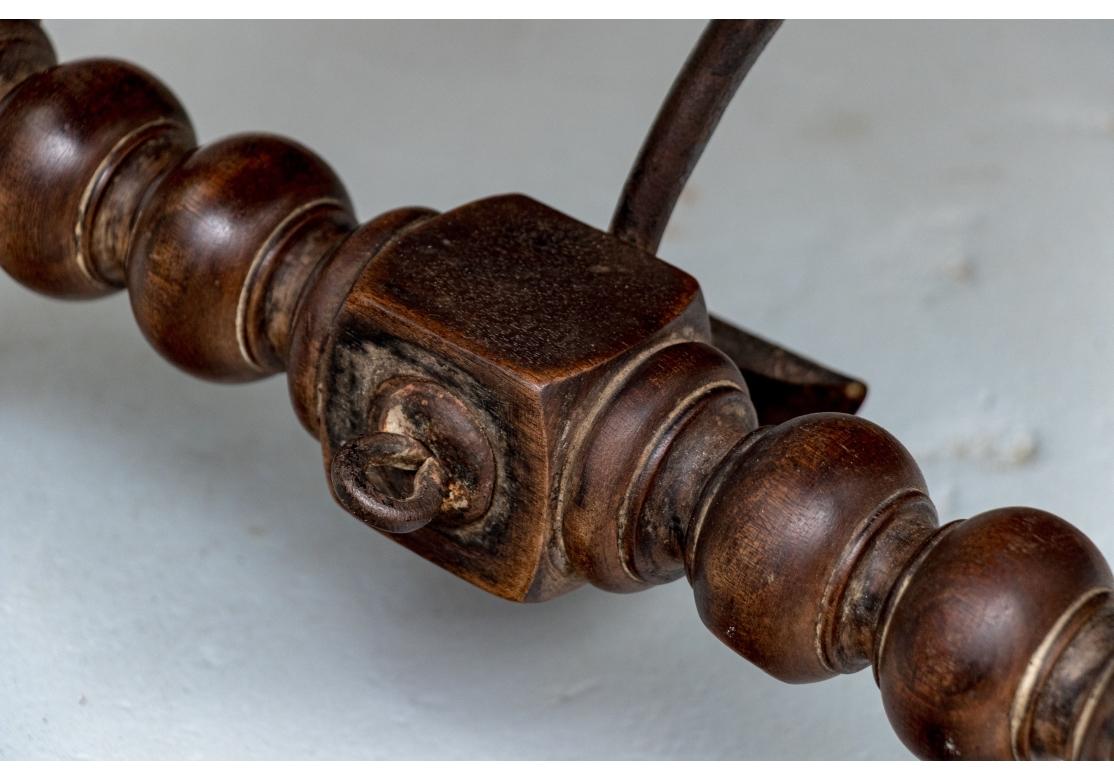 Extraordinaire paire de bancs anciens de style jacobéen en vente 9