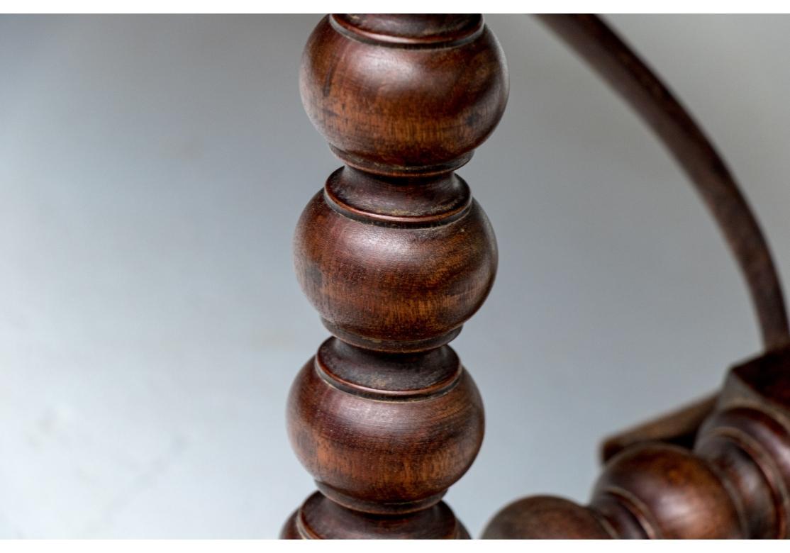 Extraordinaire paire de bancs anciens de style jacobéen en vente 11