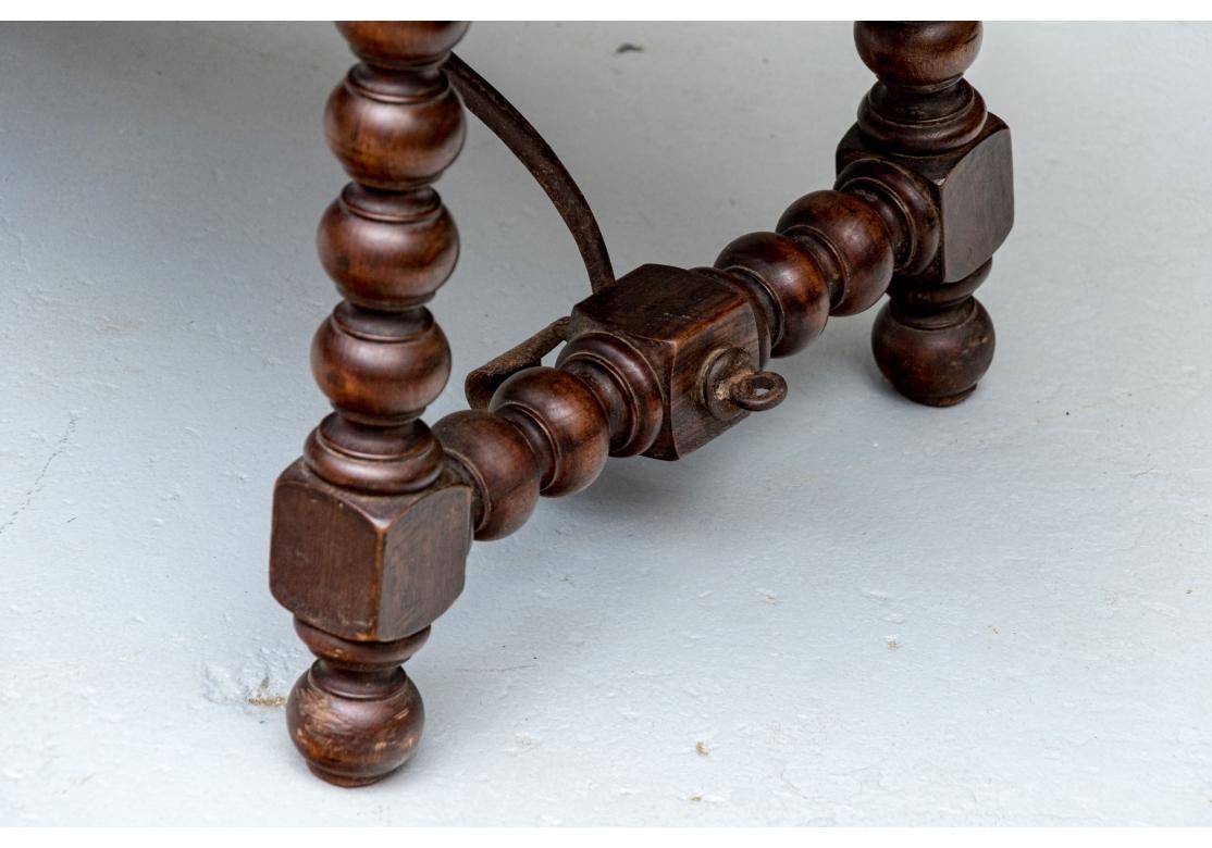 Jacobéen Extraordinaire paire de bancs anciens de style jacobéen en vente