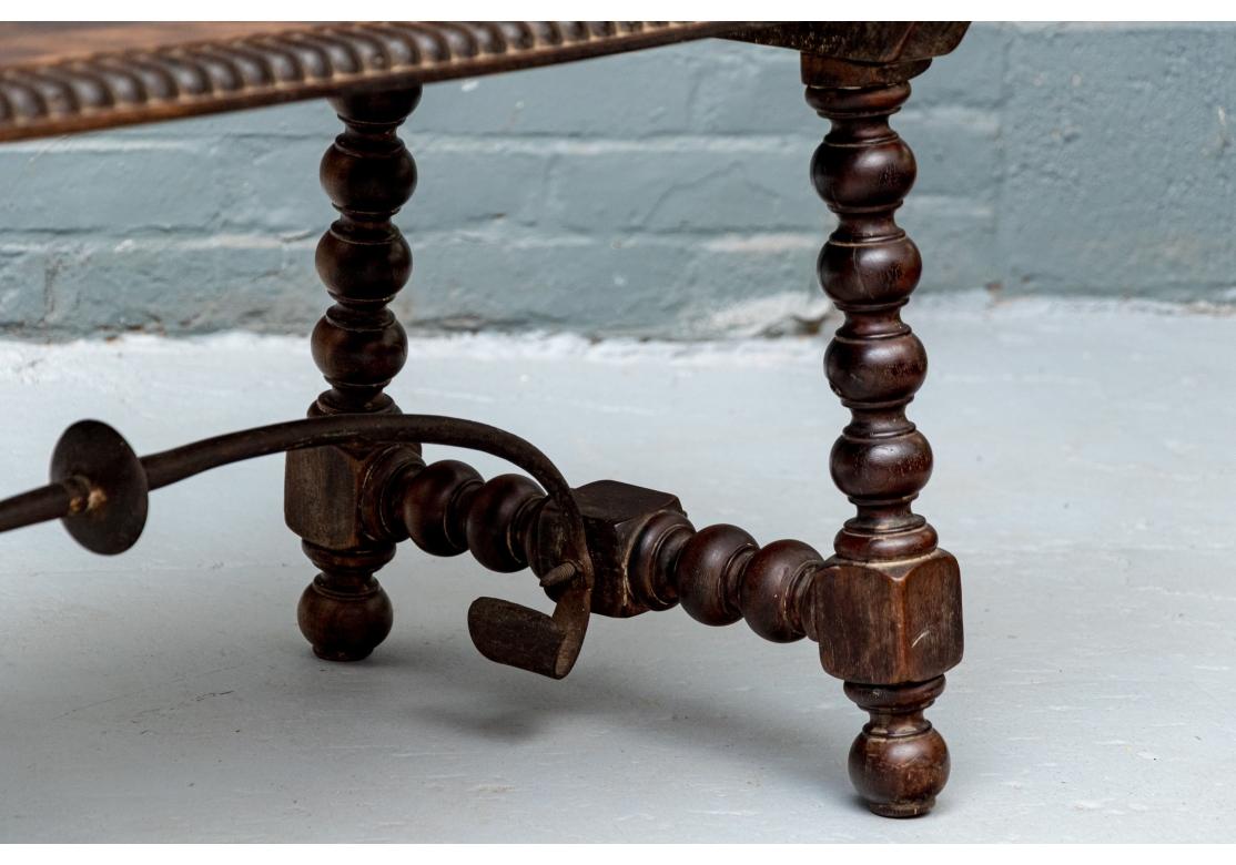 Sculpté à la main Extraordinaire paire de bancs anciens de style jacobéen en vente