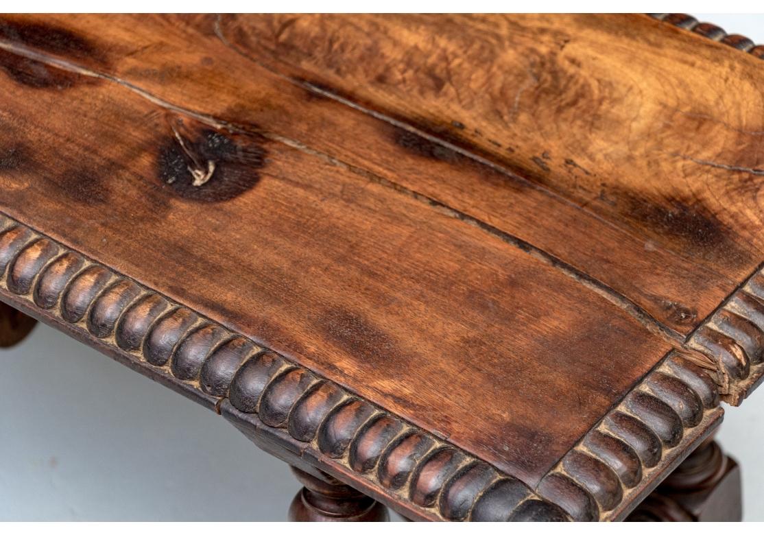 Extraordinaire paire de bancs anciens de style jacobéen en vente 1