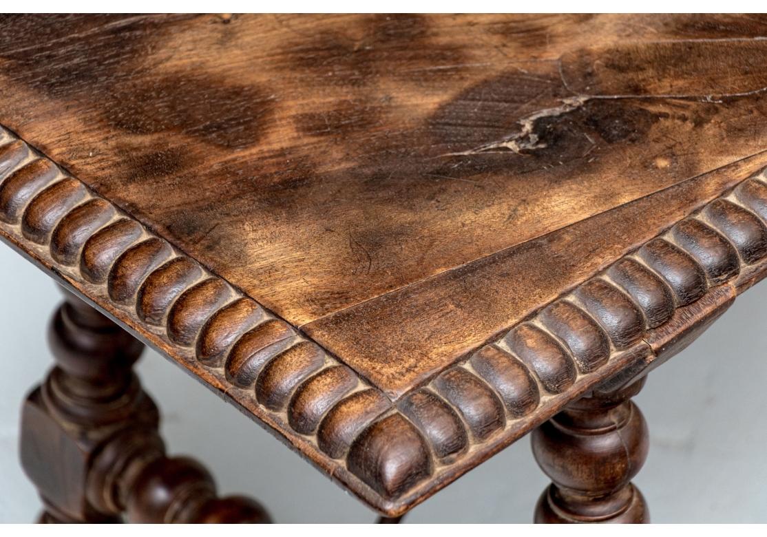 Extraordinaire paire de bancs anciens de style jacobéen en vente 2