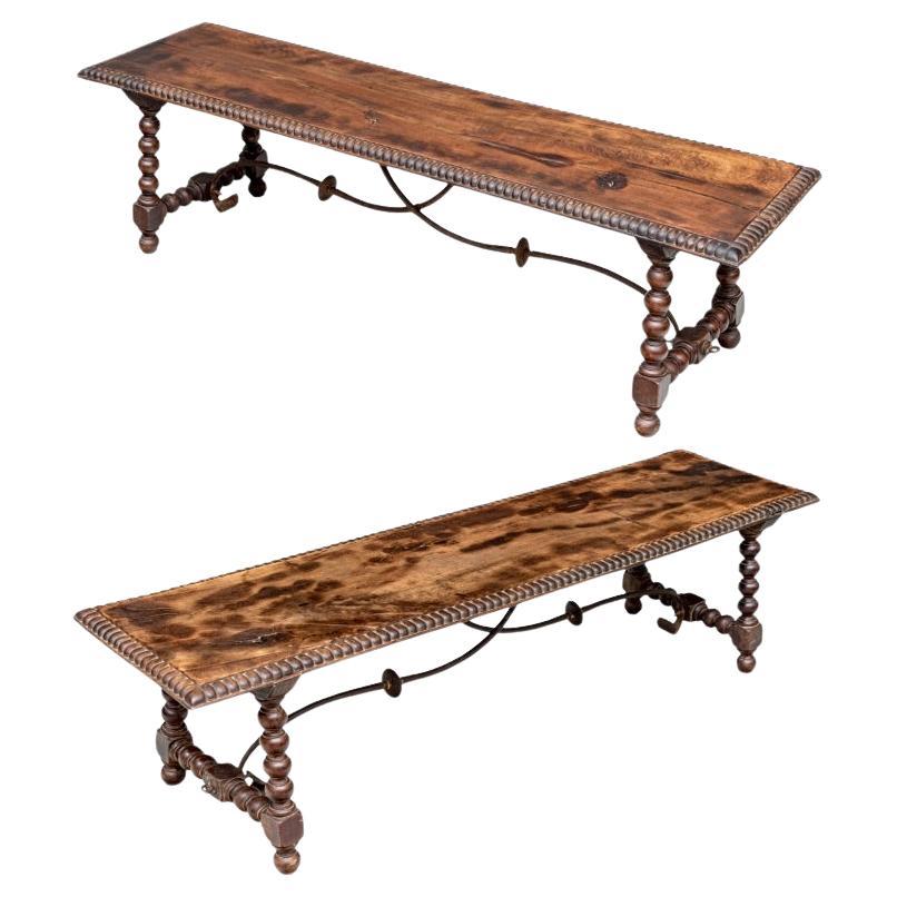 Extraordinaire paire de bancs anciens de style jacobéen en vente