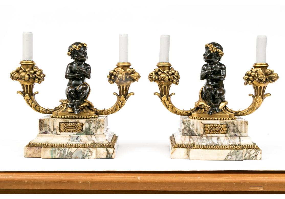 Straordinaria coppia di  Doppio candelabro francese in bronzo e marmo in stile Luigi XVI in vendita 5