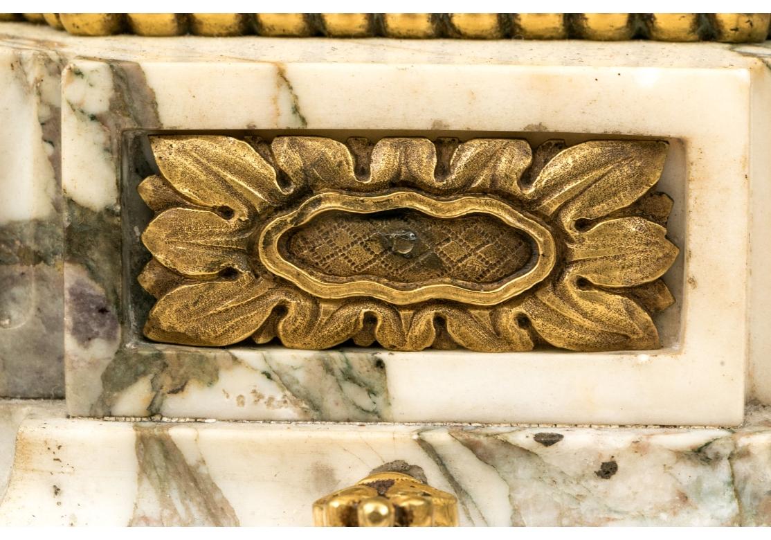 Straordinaria coppia di  Doppio candelabro francese in bronzo e marmo in stile Luigi XVI in vendita 10