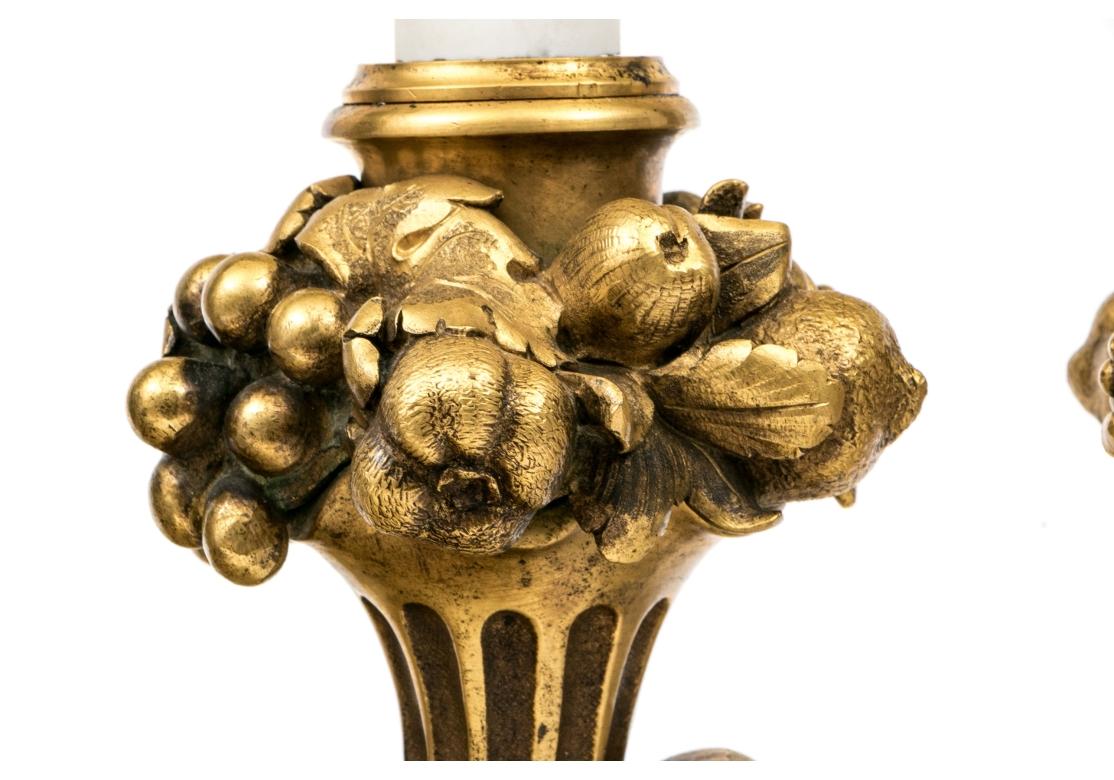 Bronzo Straordinaria coppia di  Doppio candelabro francese in bronzo e marmo in stile Luigi XVI in vendita