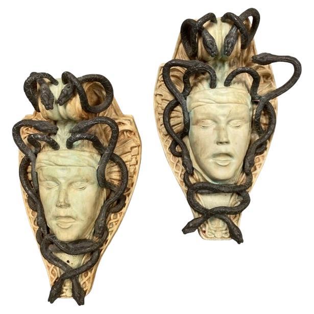 Extraordinaire paire de bustes Medusa en pierre et bronze de style Hollywood Regency