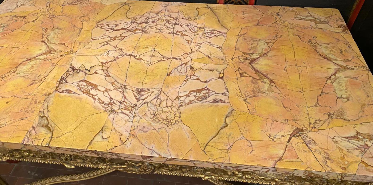 Außergewöhnliches Paar italienischer Konsolentische aus vergoldetem Holz aus dem 18. im Angebot 3