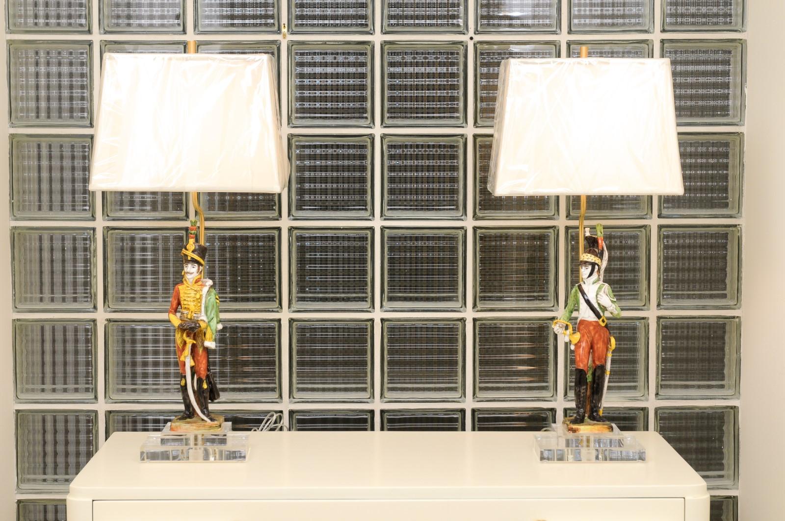 Queste magnifiche lampade vengono spedite così come sono state fotografate e descritte nel racconto. Sono costruite su misura con materiali di altissima qualità e vengono spedite complete dei nuovi paralumi, delle arpe e dei terminali mostrati nelle