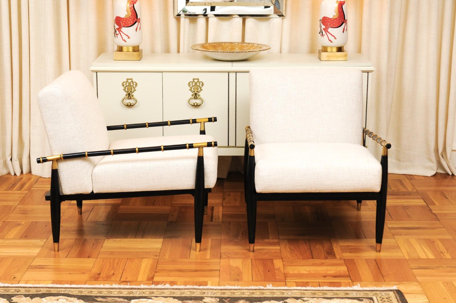 Laiton Extraordinaire paire de chaises longues dans le style de Tommi Parzinger, datant d'environ 1965 en vente
