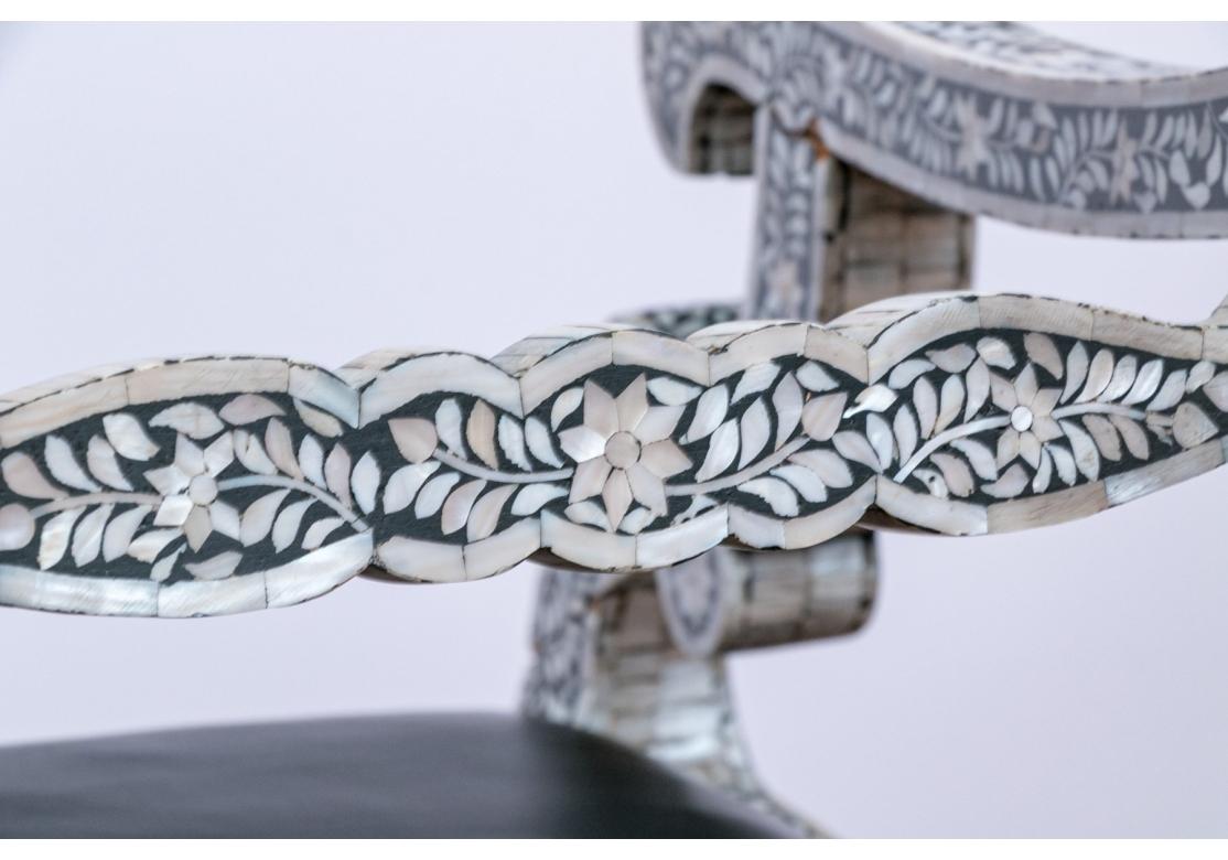Außergewöhnliches Paar Thronstühle mit Intarsien aus Perlmutt im Angebot 13