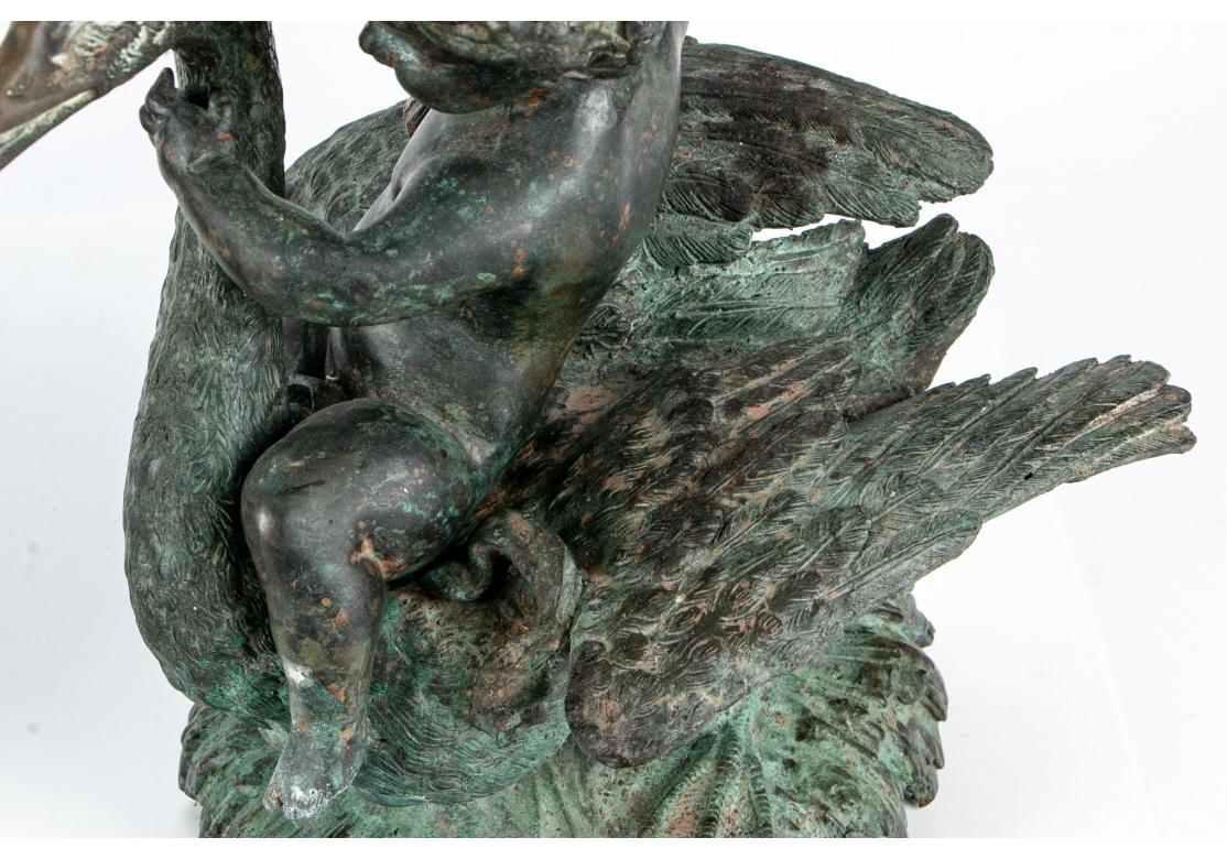 Außergewöhnliches Paar im neoklassischen Stil  Bronze-Kandelaber mit Putten  (Patiniert) im Angebot