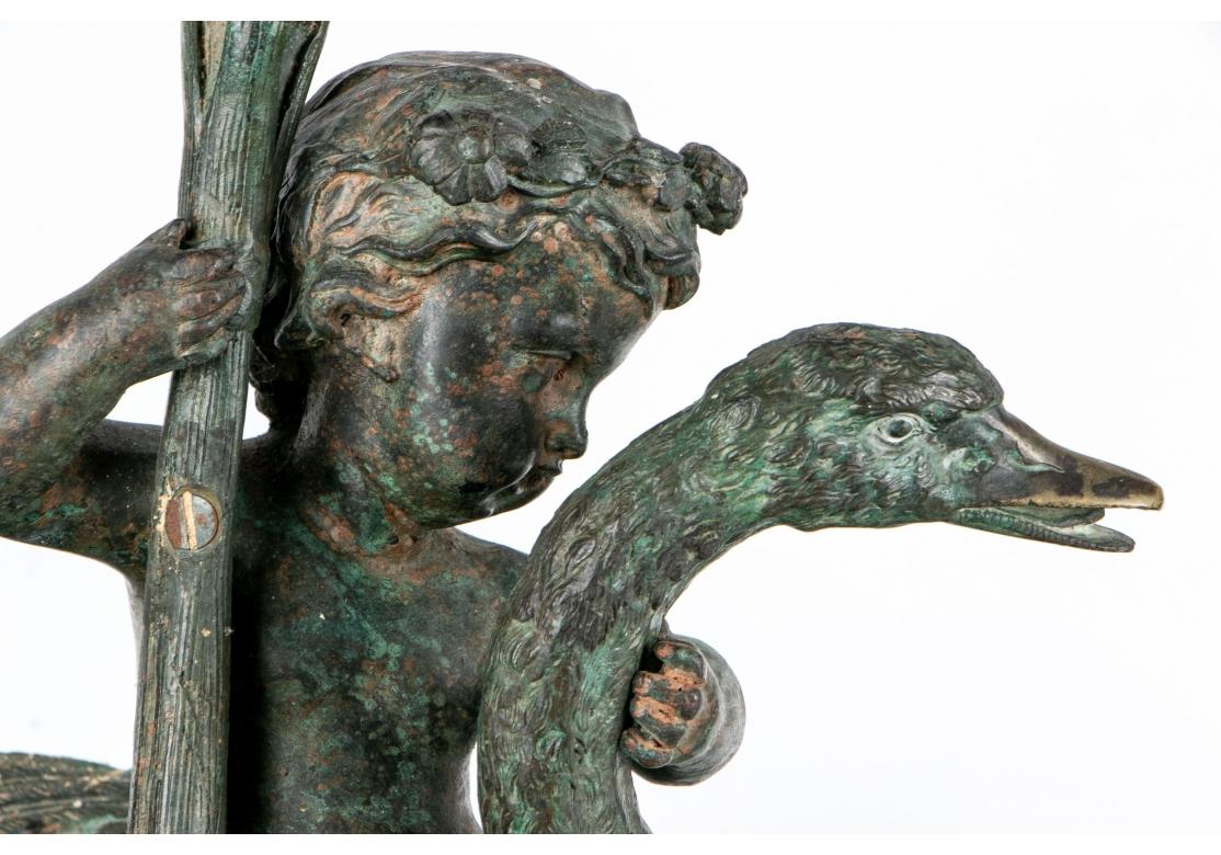Außergewöhnliches Paar im neoklassischen Stil  Bronze-Kandelaber mit Putten  (19. Jahrhundert) im Angebot