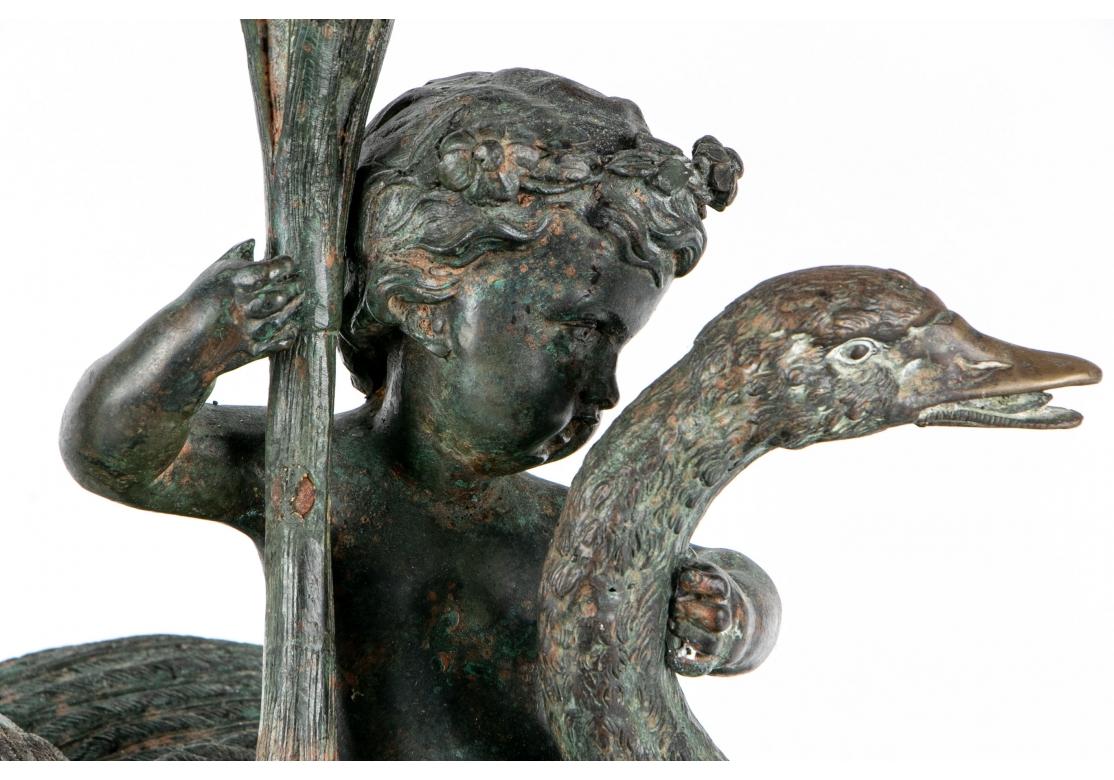 Außergewöhnliches Paar im neoklassischen Stil  Bronze-Kandelaber mit Putten  im Angebot 2