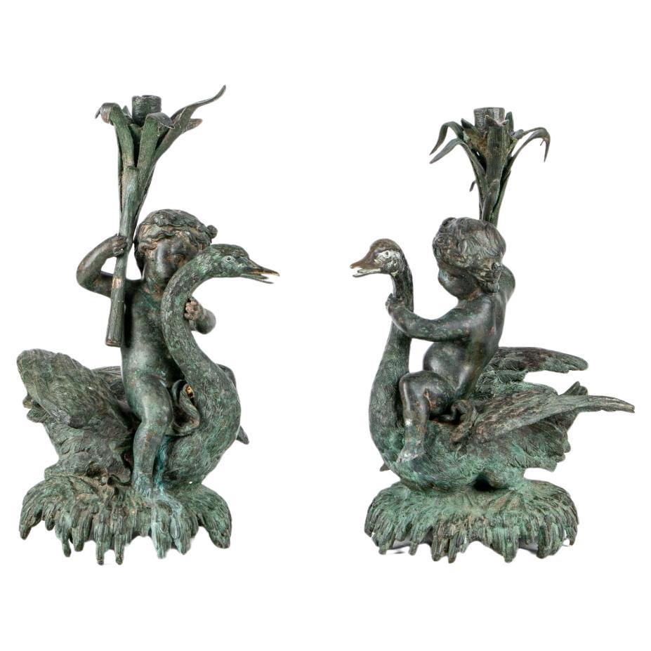 Außergewöhnliches Paar im neoklassischen Stil  Bronze-Kandelaber mit Putten  im Angebot
