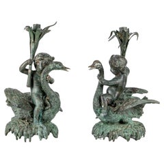 Außergewöhnliches Paar im neoklassischen Stil  Bronze-Kandelaber mit Putten 