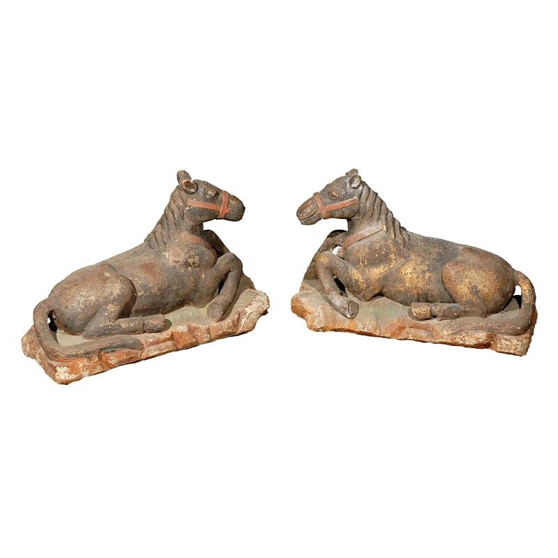 Extraordinaire paire de modèles réduits de chevaux couchés en bois de feuillus sculpté polychrome