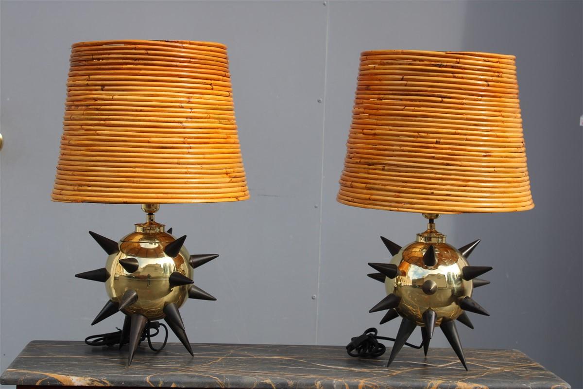 nous présentons cette paire de lampes de table très rares et uniques au monde, il s'agit de deux lampes totalement restaurées des années 1950, dôme en osier, sculptures en plomb entièrement réalisées à la main dans les temps passés.
