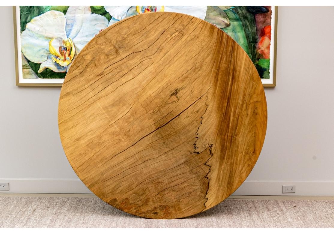Un tavolo in legno massiccio del designer di mobili Tucker Robbins. Robbins è giustamente celebrato per il suo stile visionario che utilizza affascinanti materiali naturali insieme alle conoscenze e alle abilità artigianali dei gruppi di persone